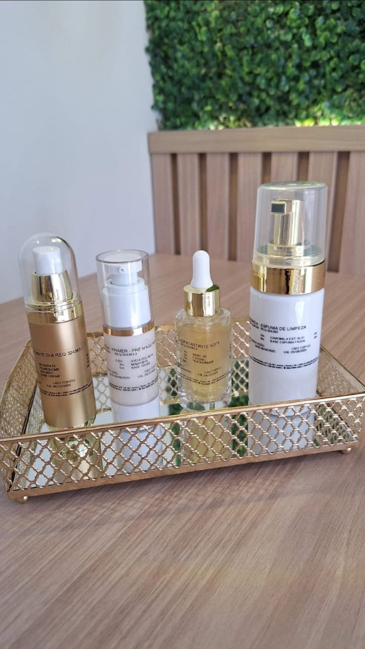 Produtos de skincare da linha Gisele Andrade sobre bandeja dourada